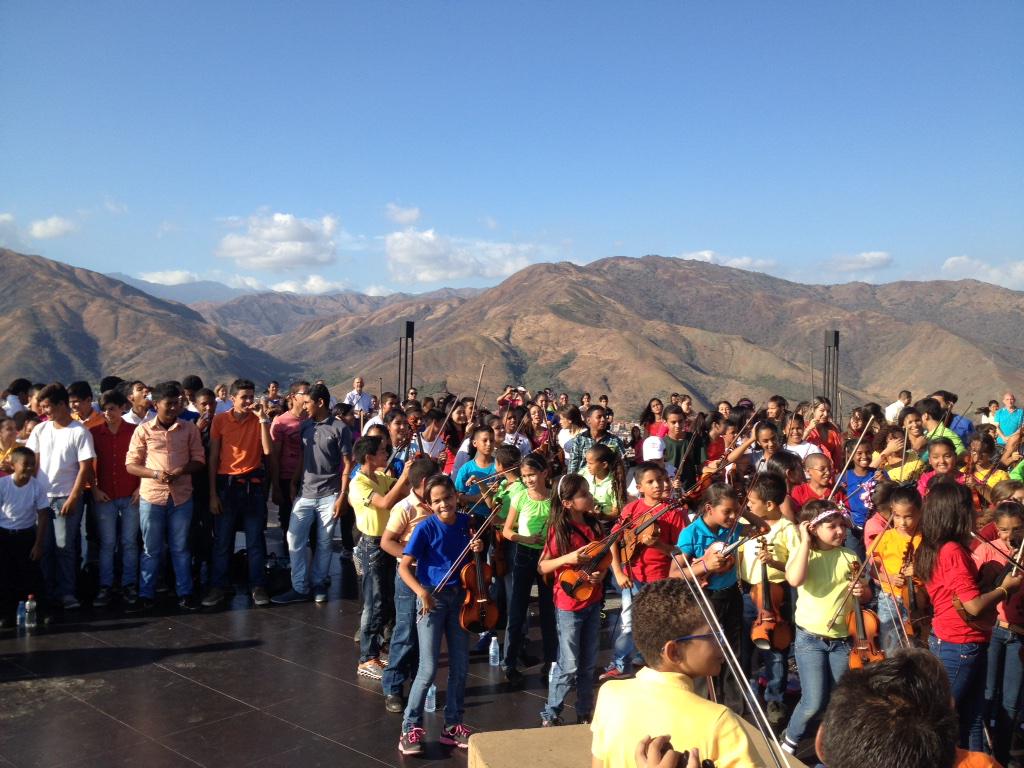 NucleoVictoria's tweet photo. Cierre 40 Aniv. Monumento de la Juventud @sinfolavictoria  @SoyFundamusical   @SistemaAragua #ElSitemaCumple40 http://t.co/uq4tfsiOfU