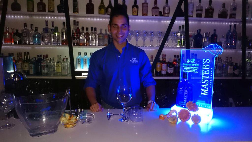 ZambraAgency's tweet photo. Comienza la fiesta Master's en Pub Sonar - Santiago de Compostela @Masters_Gin http://t.co/XXQpMKcSyS