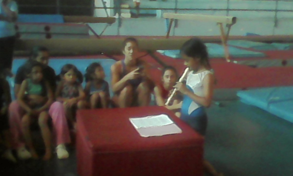 DorysFlaca's tweet photo. Mi hija haciendo su mini concierto de flauta http://t.co/34H8MY6lxb