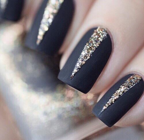 BeautyTipsDaiIy's tweet photo. Black and gold nails http://t.co/UiXFpwePl1