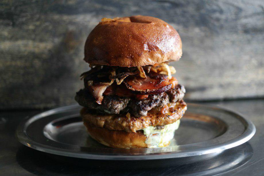 TheBurgerQuest's tweet photo. Dinner time? #TheBurgerQuest @burgerjunkies @BurgerWeekly @TheBurgerAddict @BurgerBeachBlog @CheeseburgerBot http://t.co/fFVrXOWRQ9