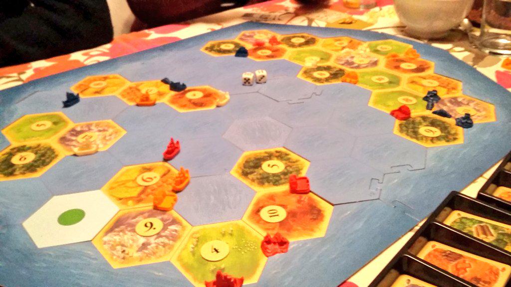 SergiVSfisio's tweet photo. Nit de #CatanPirats&amp;Exploradores amb @sandrasole82 @PaRRiTa84 @larome83  #1aPartida  @DevirIberia http://t.co/f3JSfN4XIH