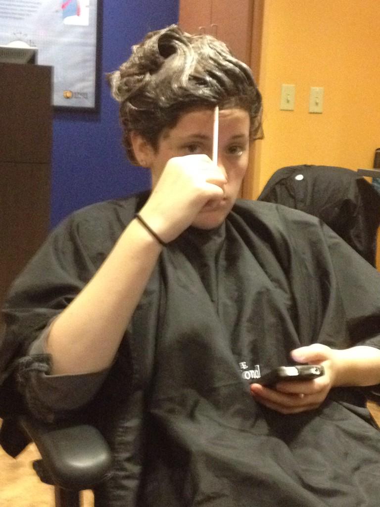 MishEspinal's tweet image. @sammii_rOd #beautyschooldays 😂 #permanentcolor #whythefuck