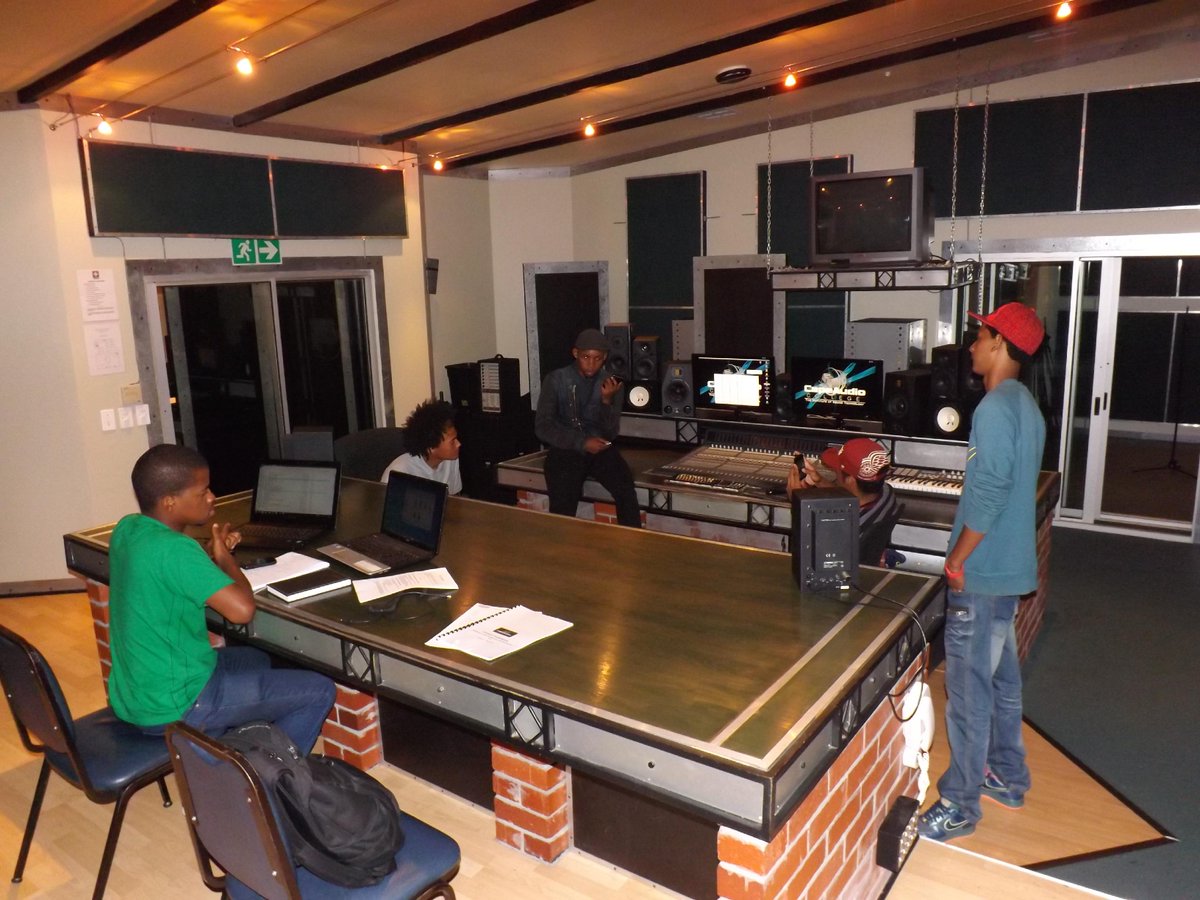 Meeting in progress with the producers Siya &amp; Bass... <a href="/Phoenix_jmg/">Jared</a> <a href="/dylan_85562/">Lil Bone$☆</a> <a href="/Dalejokermusic/">Dale The Prophet</a> <a href="/Assieboy_Cpt/">Ashraf ®</a> #JMG