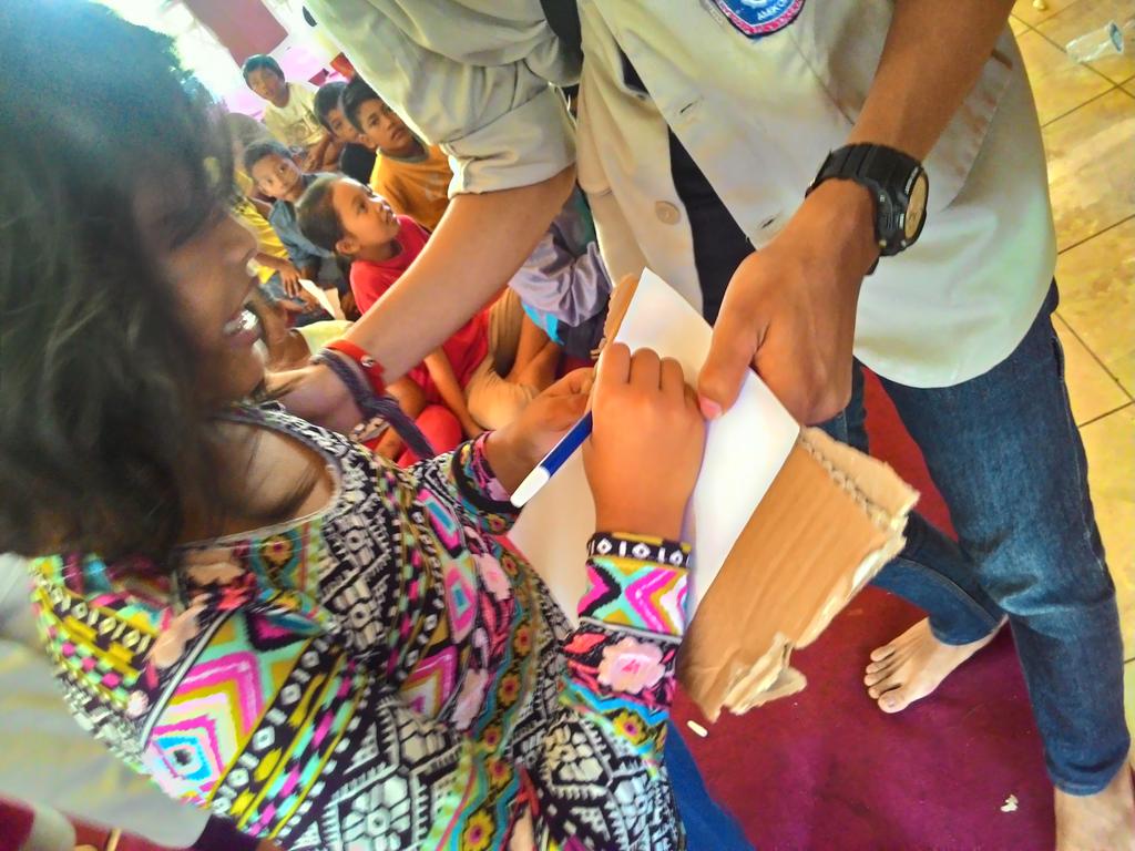 sekarang anak2 sedang bermain tebak gambar bersama kak ASSEM. #GCFbanjarnegara #baksos #banjarnegara