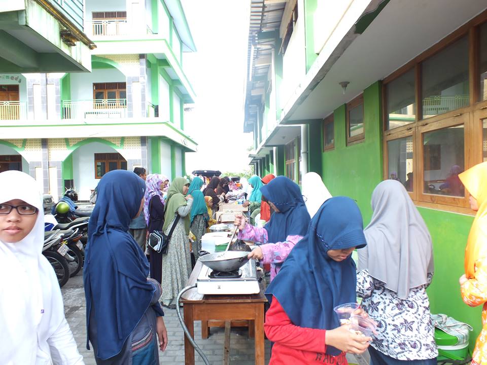 weglaucous_'s tweet photo. bazaar yang meramaiakan suasana tes PPDB SMAIT Ihsanul Fikri 2015 #PPDB2015 http://t.co/bfSIhozbzj