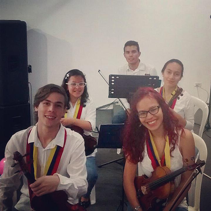 Antuaee's tweet photo. Cerrando el mes como se debe, tocando! @RJMC88 @AdrianyGomez orquesta de cámara #ElSistemaCumple40 #TocaryLuchar http://t.co/QkEDVRo5eq