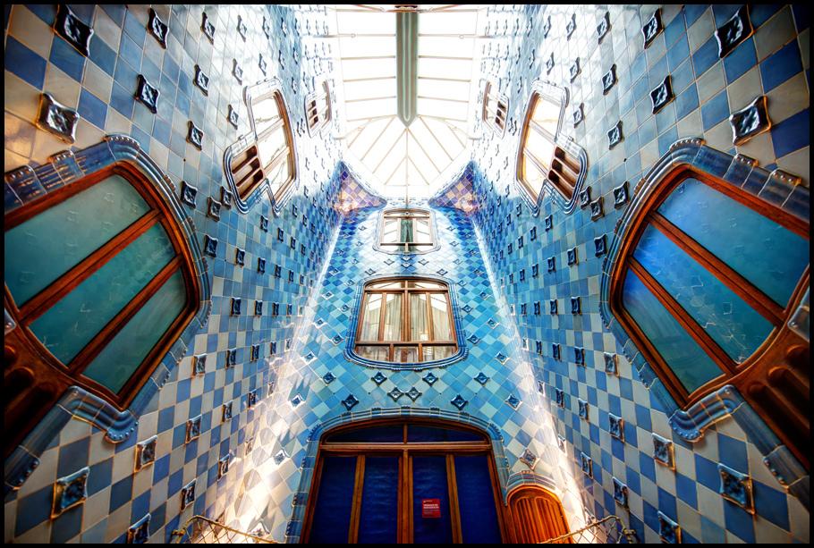 eurios's tweet photo. @CasaBatlloGaudi Casa Batllo I find its courtyard amazing #Gaudi #class http://t.co/oPivsArfEB