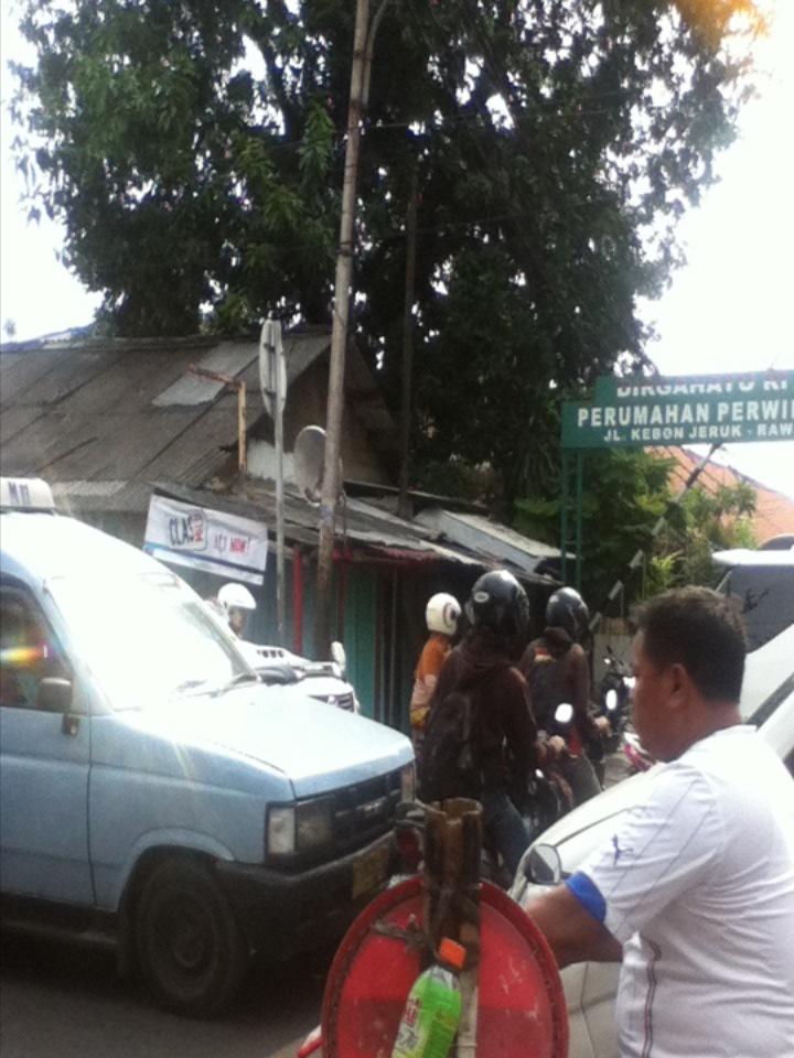 Cara mudah bedain orang indonesia and bule neh!! Bule ANTI slipppp