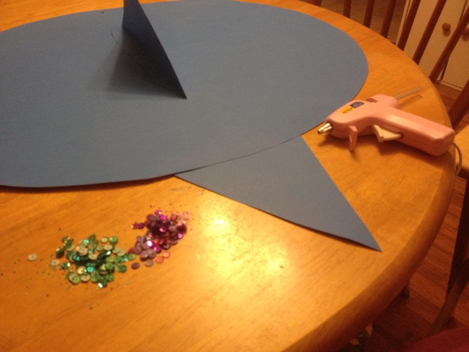 jvardylittle's tweet image. Just me and my glue gun #fishcostume #mommyjob #musical
