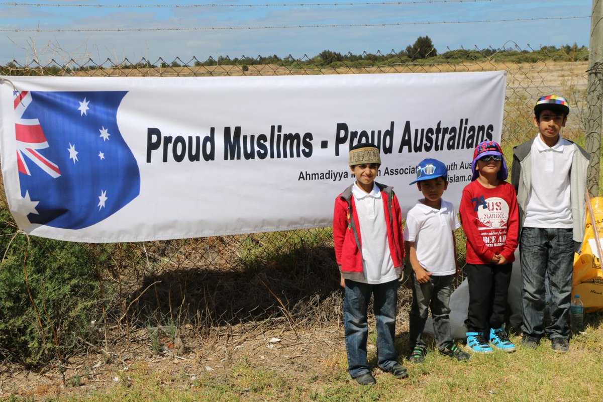 MunawarRanaMD's tweet photo. Adelaide Ahmadis have been participating in #CleanUpAusDay for 15yrs. Many thanks to Matt Williams for supporting us. http://t.co/Jqc3LDD9j0
