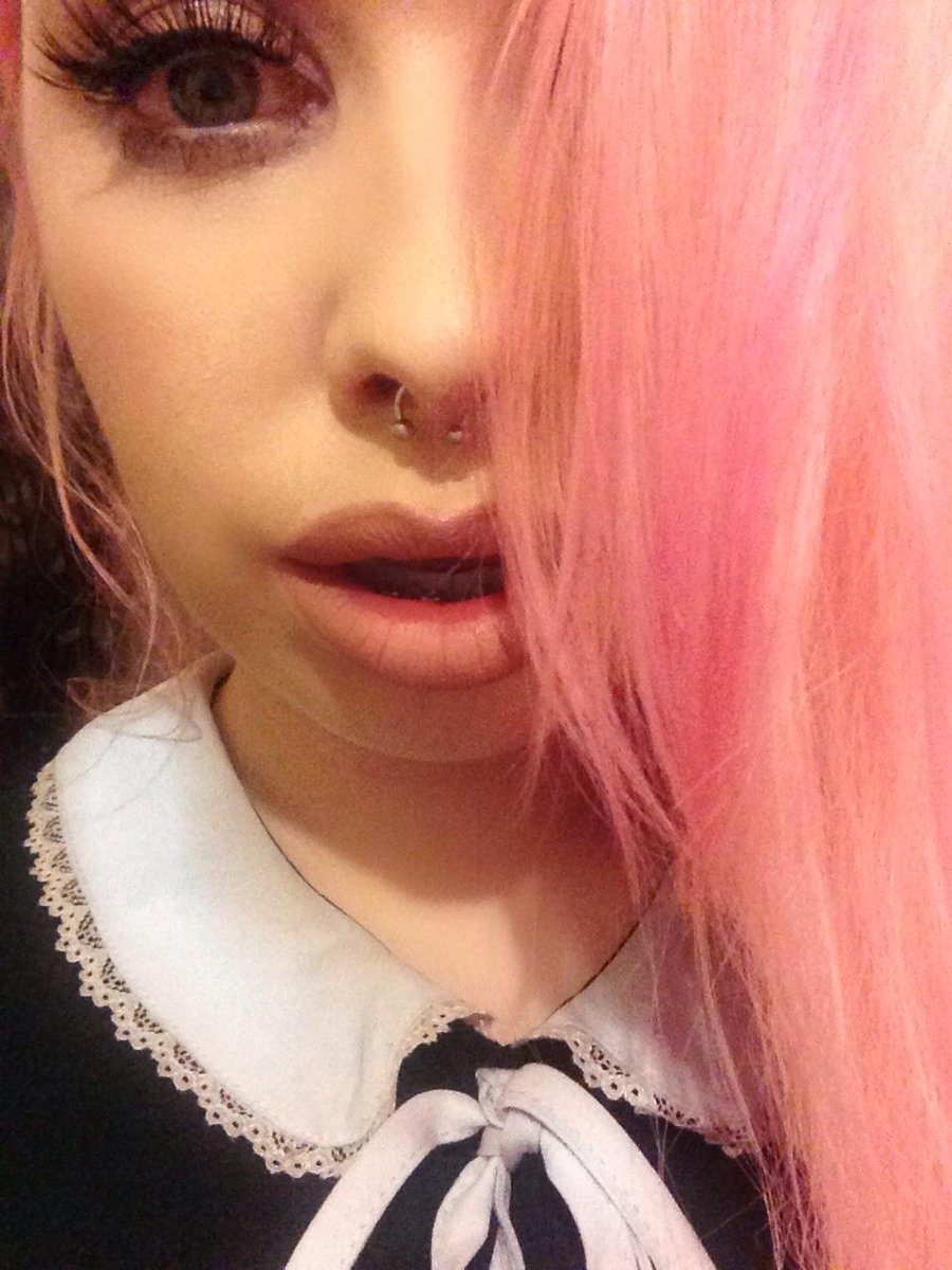 WhenUHigh's tweet image. Eyes red asfuk