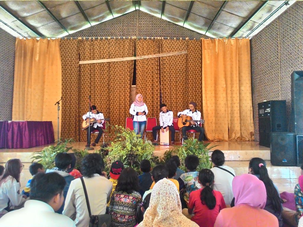 Kakak-kakak ASSEM sedang menyanyikan lagu untuk memeriahkan kegiatan baksos yg baru saja dibuka oleh mba Diah #baksos
