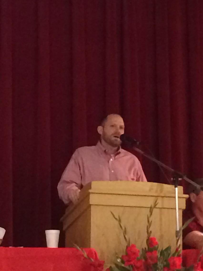 regryanrose's tweet image. DC Robb Smith at the podium. #beuncommon #wps #defensivegenius