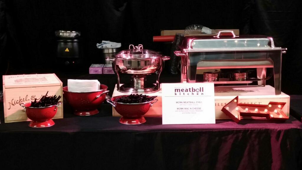 MCMeatballKitch's tweet photo. @AllanaKarras #RoyalOakFarmersMarket #MacNBrews #BuffaloMacNCheese #MeatballChili #MeatballsRock #booth40 http://t.co/PO0jYWfw5M