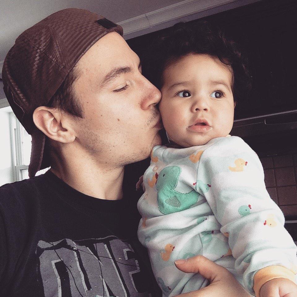 KhemyLL's tweet photo. Petit trésor #baby #family http://t.co/98c9FdBqCI