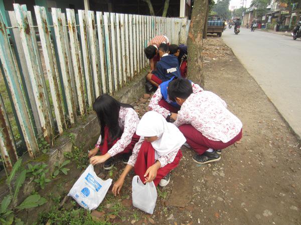SDNCijawura's tweet photo. Dai Cilik @OdedMD @BDGcleanaction @GPSbdg @bplh_kotabdg @bbsjuara @budiraharjo23 dikritisi jangn ditangisi tp dg aksi http://t.co/jE4v5gCWZg
