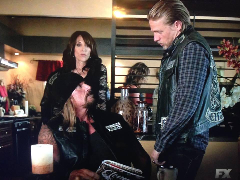 RustyCoones's tweet photo. Hmmm, what were #CharlieHunnam &amp; #RustyCoones talkn bout? #soa #SOABOSS #SonsOfAnarchy #rockstar #actor #setlife http://t.co/dyjnFg3zwY