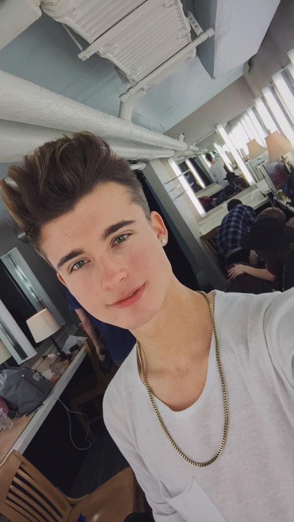 CollinersUy's tweet image. "@WeeklyChris: Do you like my blue necklace and black shirt? 😄 http://t.co/oNJoKoNX86"