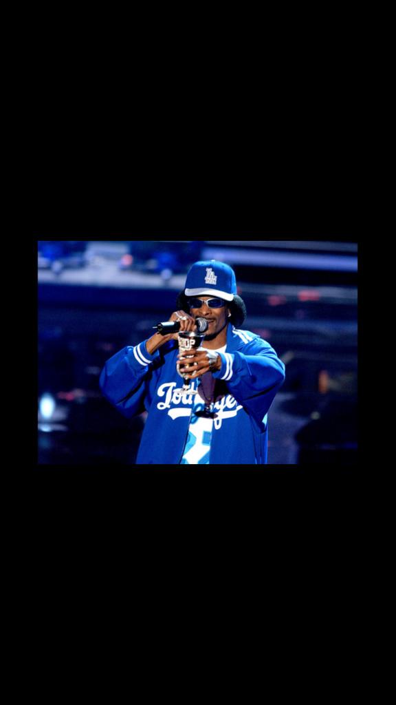 Deer_Jones_'s tweet photo. @SnoopDogg rocking that #whiteandgold look http://t.co/AAdEptiC30