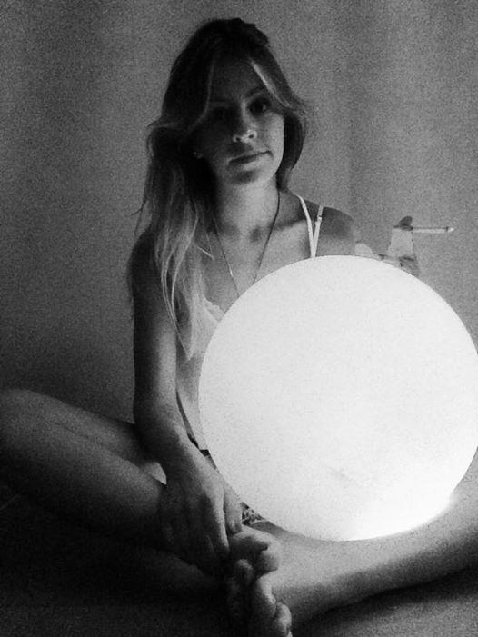 humandebolsillo's tweet photo. La luna ya no alcanza. Me haces falta. http://t.co/r77JV0HZPh