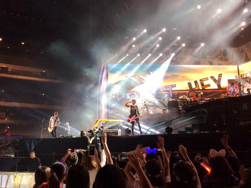 1Diley_Juliy's tweet photo. うわぁぁちょっと今かなり複雑、、、

ソス知らない人とかもこんな前で観れるとかずるいでしょ、もうやだファンもっともっともっと増えちゃう😭😭😭
gigの雰囲気のままがいいよ😭😭😭つらい😭
うわぁ私のLukeyが😭
#5SOSアンバサダー http://t.co/FdeAwHWwaN