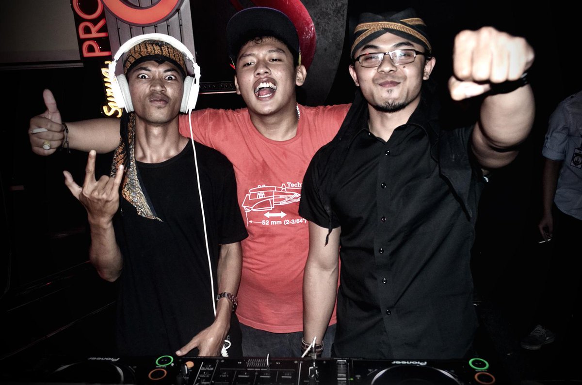 PROJAM <a href="/SmoothCafe_MLG/">Smooth Club & KTV</a> with @EvanAbaddon <a href="/EDM_MLG/">EDM Malang</a>