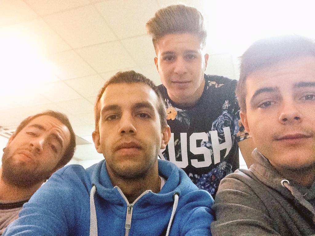 AlexMartinV's tweet photo. Empezamos el día con gentuza y haciendo mas cosas de las que debería. Buenos días http://t.co/X0BlleOXLG