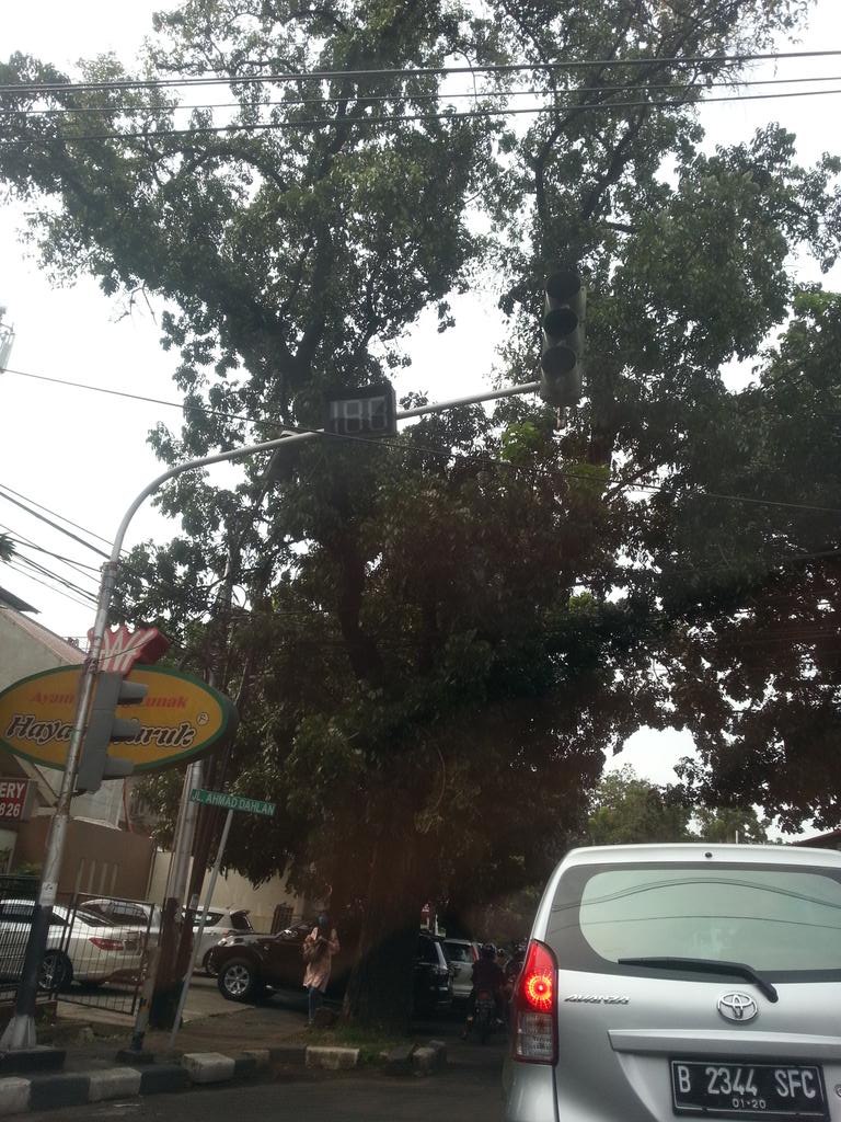 Mayerlicious's tweet photo. Lampu merah di jl kh Ahmad Dahlan Jaksel perempatan sevel sdh 1 mggu mati bth perbaikan segera @TMCPoldaMetro http://t.co/mum2otRfj1