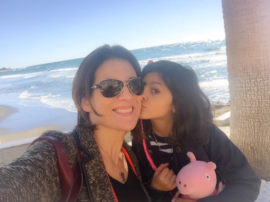 RemediosMalaga's tweet photo. Feliz #Viernes y buen #findesemana #selfie #Málaga #beach http://t.co/HwjVgVnhEd
