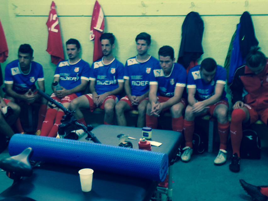 EssendonRoyals's tweet photo. All ears for the team talk #LOYALROYAL #MIDER http://t.co/6irDvKlwkQ