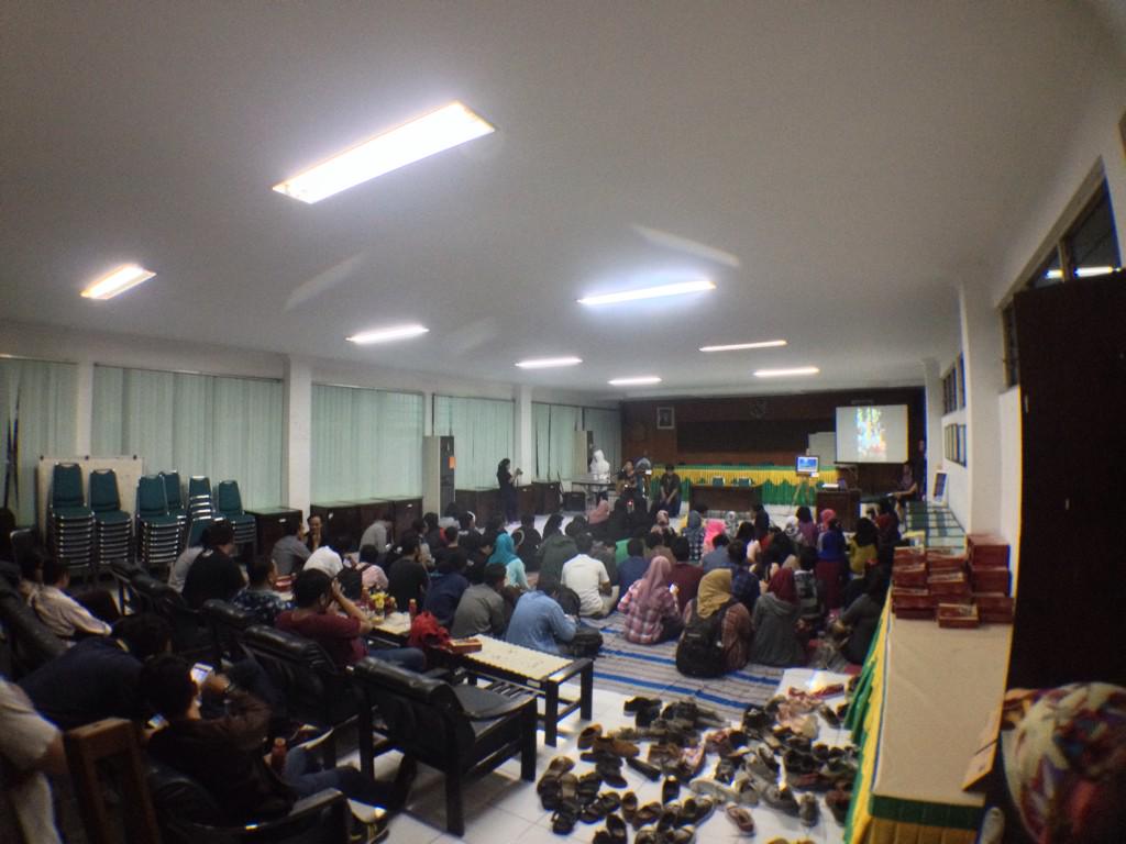 Acara Diskusi foto Pameran Perdana AM 2014 sudah di mulai nih, monggo segera merapat dulur !! #firstframe #xphoseRek