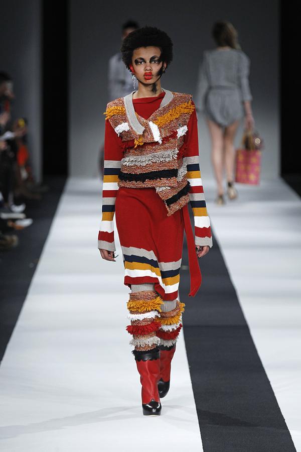 westwood_japan's tweet photo. 「彼女」はアートが好きで、カルチャーがとても大事なことを知っている。その「彼女」に、ショーを通じて会ってみてください #RedLabelAW1516 http://t.co/f0z1rixmC7 http://t.co/lspAD9lwQP