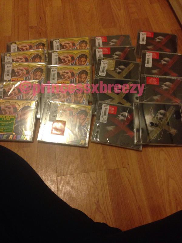 _cbspain's tweet image. GRAN IMAGEN de todas las copias de #FanOfAFan &amp;amp; #XTheAlbum que ha comprado la fan @PrincessxBREEZY