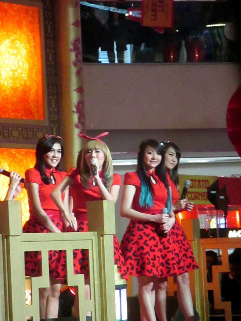 Rynisme_PKP's tweet photo. @Noeey_Chibi @CherlyChiBi @RynChiBi @SteffyChiBi di mall ciputra 27-2-2015 http://t.co/NiwoOnkDFw"