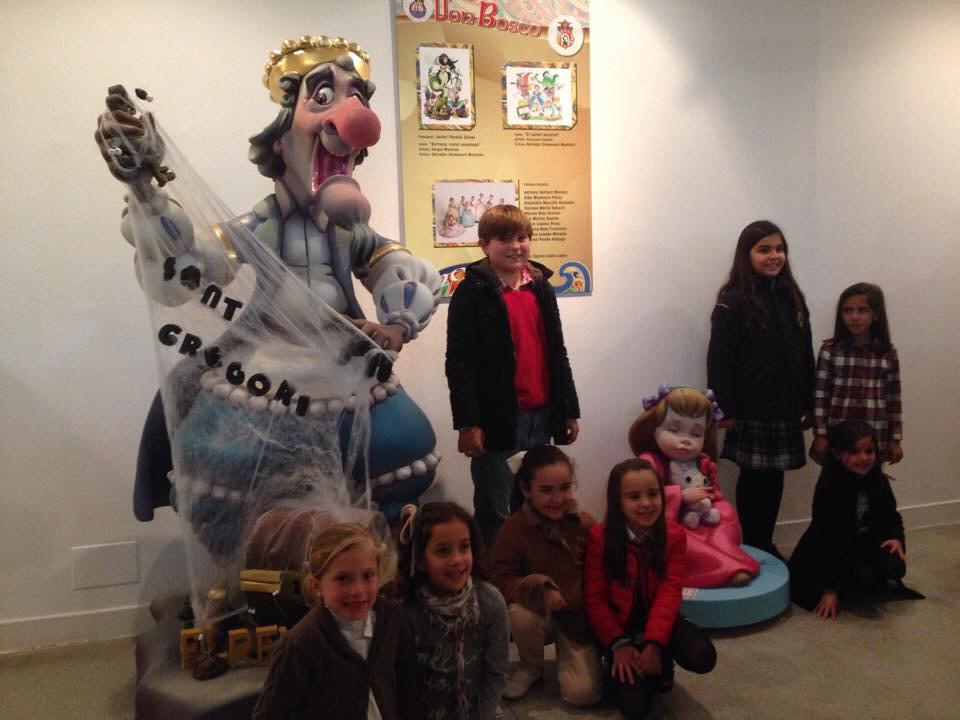 Les nostres falleres i president infantil amb els ninots de l'exposició! #FallesBorriana #mésqueunafestaunsentiment