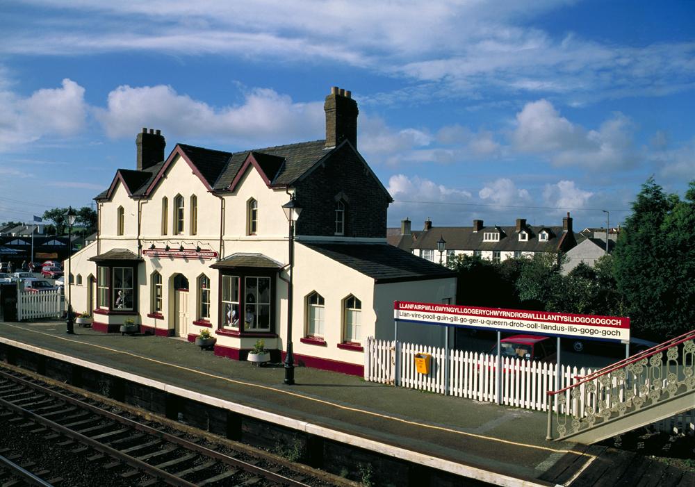 VisitBritain's tweet image. Europe's longest place name: Llanfairpwllgwyngyllgogerychwyrndrobwllllantysiliogogogoch. Not good for Twitter.