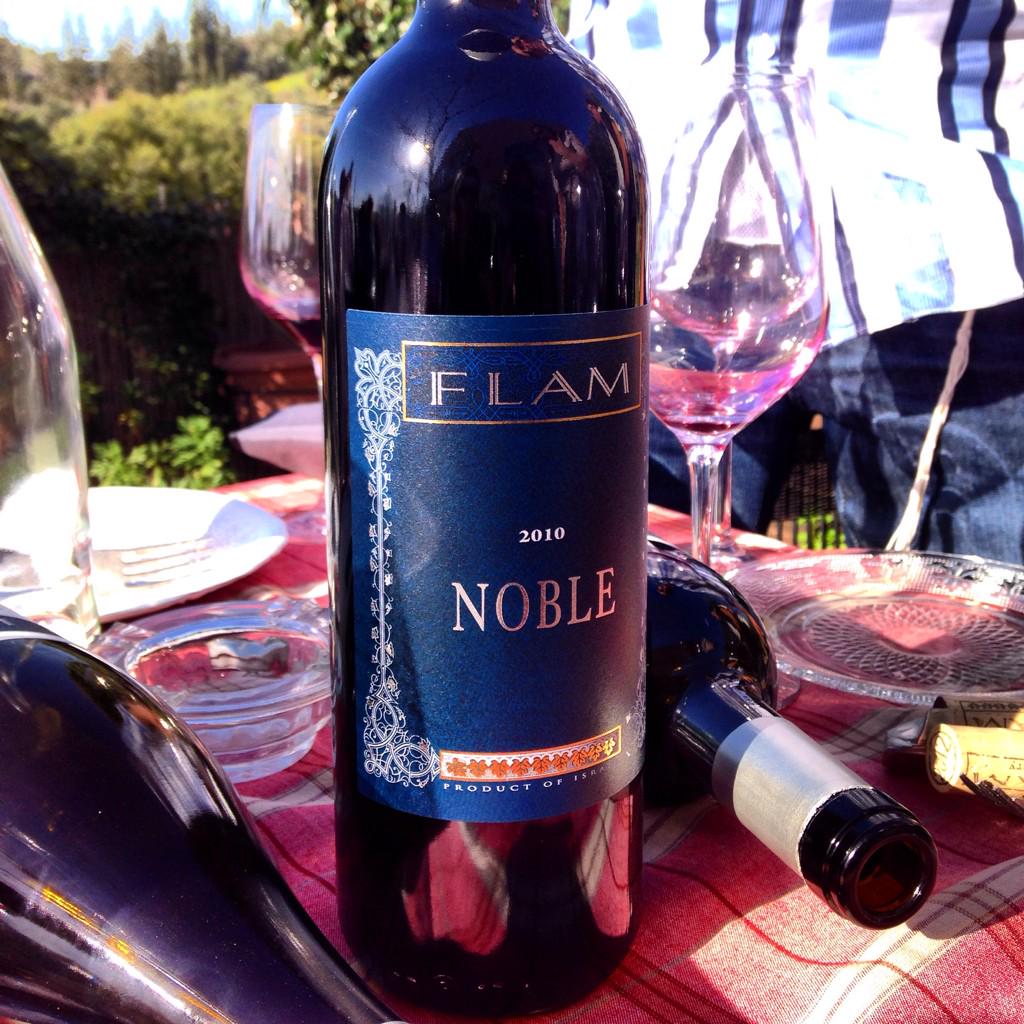 Waar wijn is, is Cloud Wine. In Israël begint Rox vast aan de vrijmibo. L'chaim! 🍷 <a href="/Flamwinery/">Flam</a>