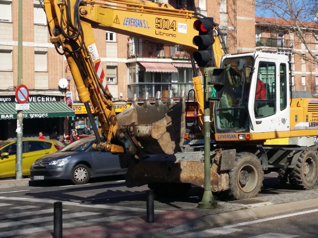 shul_evolution's tweet photo. Siguen las cargas y la excavadora avanza #AlertaON29 #on29 http://t.co/3l1FINoAki