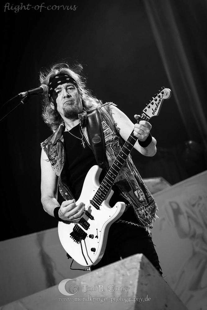 Exactamente, hoy es el cumpleaños de Adrian Smith. Happy Birthday Adrian! 