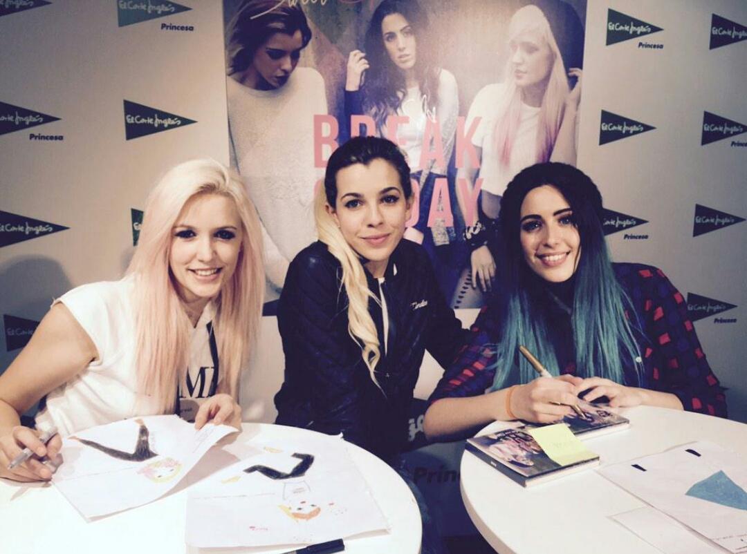 ObviouslyPla's tweet image. Las chicas cuando estuvieron firmando la reedición en Madrid #MiVoto40SweetCalifornia
