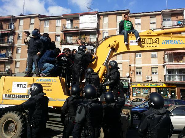MrHastaLosEggs's tweet photo. En Ofelia Nieto 29, Madrid, la policía desahucia a 3 familias con 2 menores de manera ilegal sin avisar #AlertaON29 http://t.co/5JEMG0OK2o