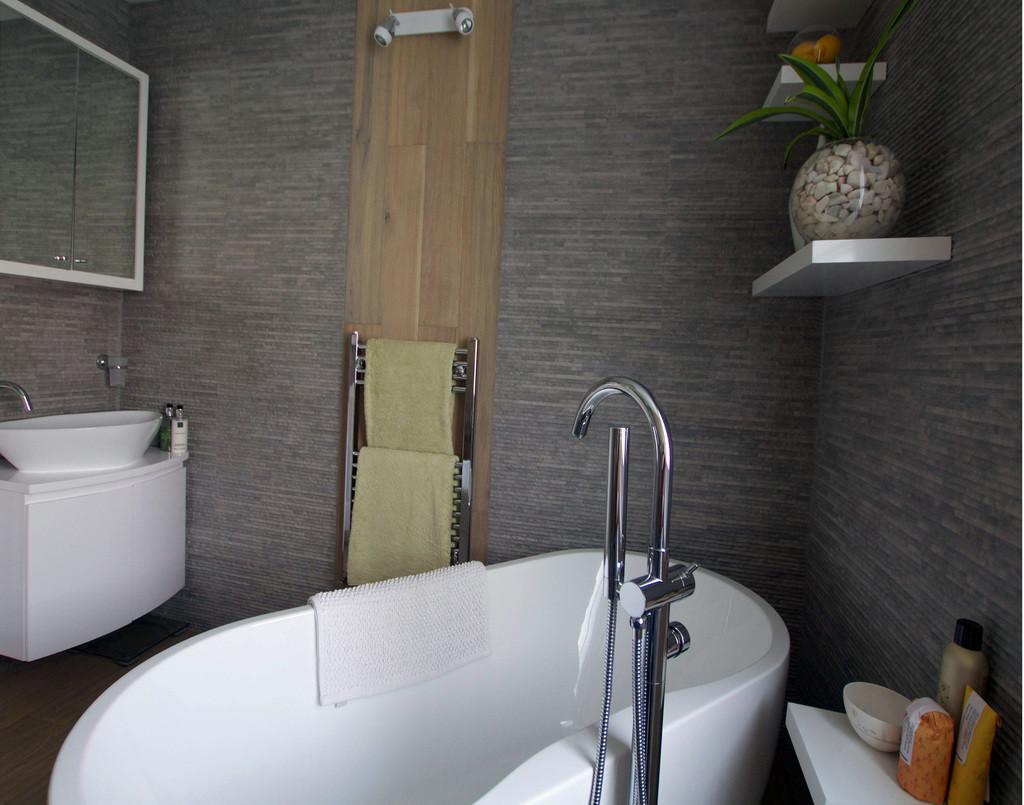 homify's tweet photo. Facing the challenge of remodelling a small bathroom? You have more options than you think! 
http://t.co/IAPqtHT1vU http://t.co/9qTQXa5Ssb