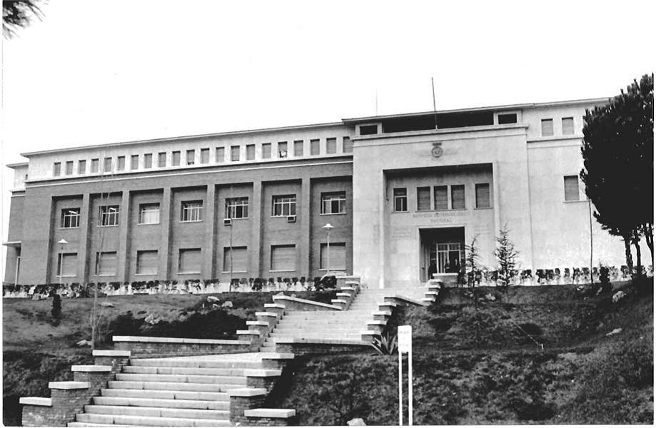 Divulgameteo's tweet photo. Edificio de la sede central de @AEMET_Esp al poco de inaugurarse, y acto de inauguración (30-4-1962). #HitosMeteo http://t.co/GltKgSjxur
