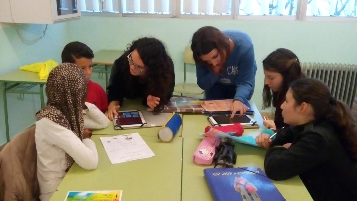 inslaialarquera's tweet photo. Avui els alumnes de 6è de l'escola Josep Montserrat dissenyen cartells solidaris amb alumnes de l'@inslaialarquera http://t.co/UgdDXKc83u