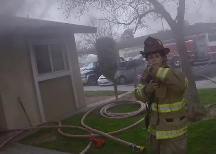 TopCoolVids's tweet photo. Watch Firefighters Rescuing Three Children From A Burning Apartment:
http://t.co/9QYySMxwHw
#Firefighters #Rescue http://t.co/AUxwPTEr1D