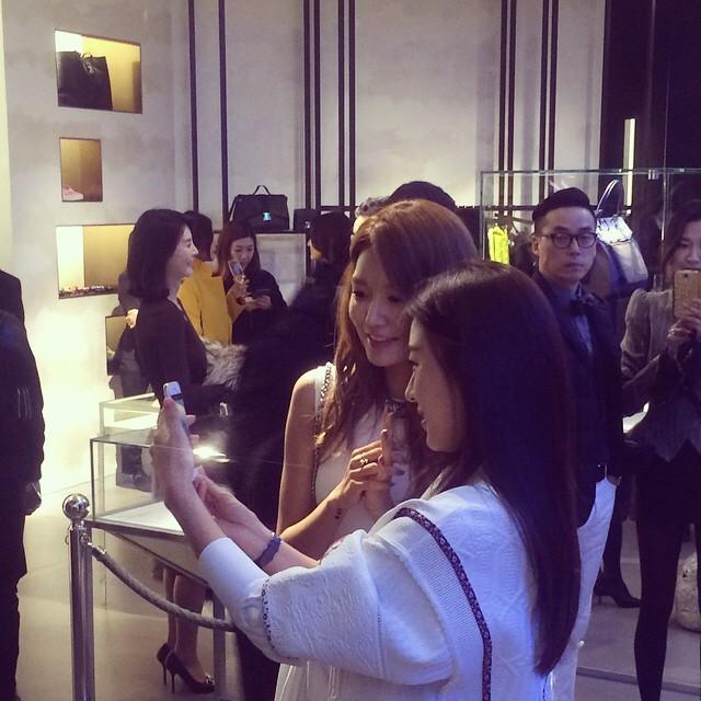 [PIC][27-02-2015]SooYoung tham dự sự kiện "Boon the Shop Diorama Launching" vào tối nay B-2QtvaUAAAMc1M