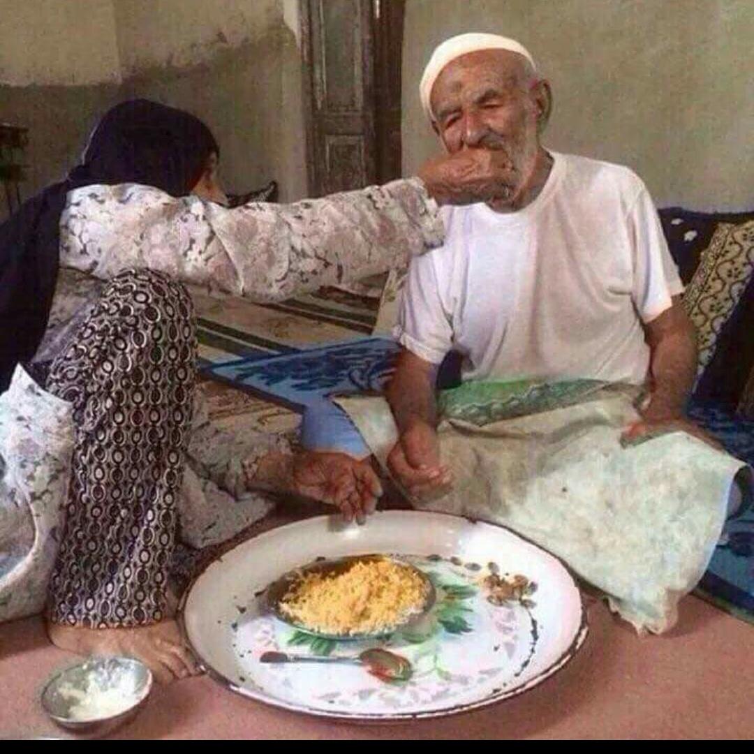 NesreenQawas's tweet photo. صورة أبلغ من الكﻻم ..
وفاء وانسانية رغم حاجتها للأمر ذاته! http://t.co/3aZ92uNkjD