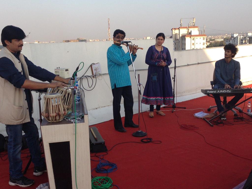 arungupta's tweet photo. #IndicThreads attendees are enjoying a calming flute recital after a dose of Docker, Kubernetes, OpenShift v3 http://t.co/wTghYMCT0y