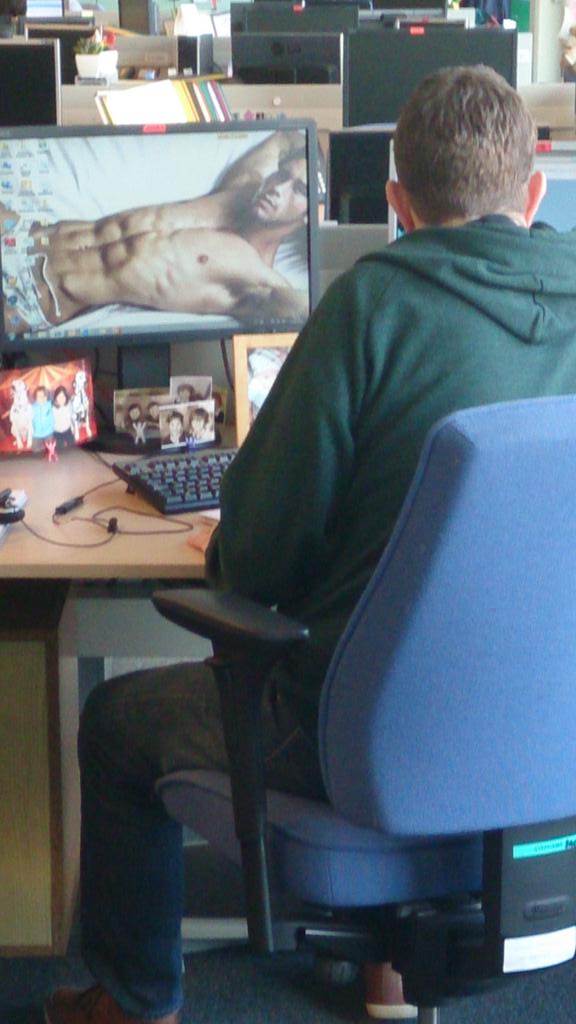 stephkinable's tweet photo. Oui, @patwislet a / aime les fonds d'écran qui font mâââââle ! #EvilSteph http://t.co/262UbyMnC6